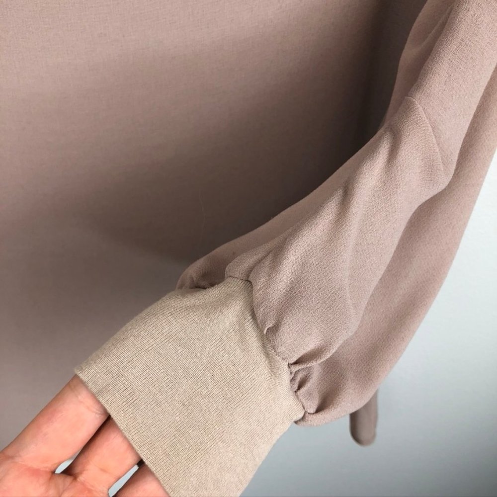 AG Adriano Goldschmied Gathered Sleeve Crepe Top - Picture 7 of 8